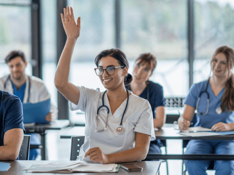 Étudiants qui doivent choisir leur spécialité en médecine