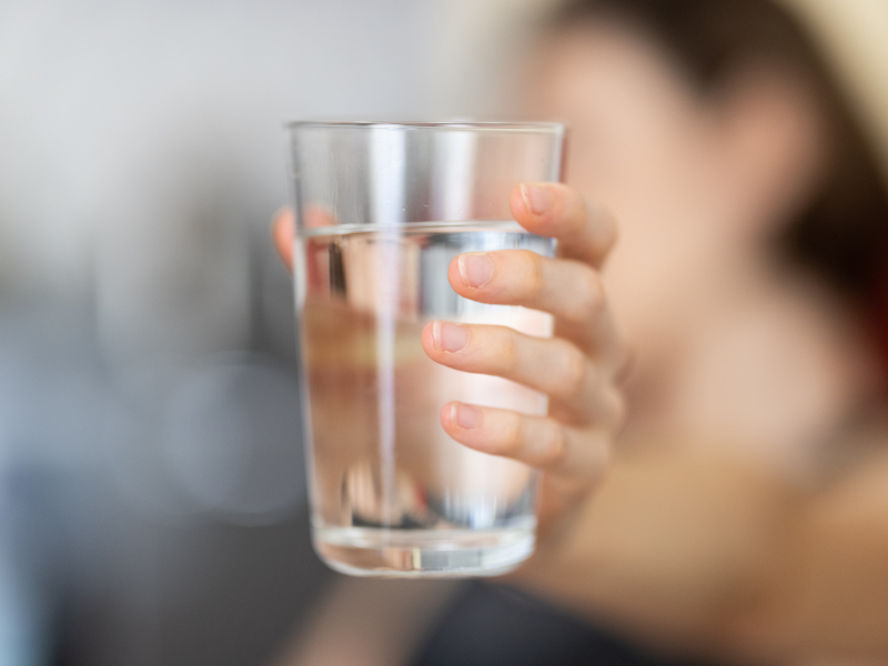 Verre d’eau et bouillon recommandés après un épisode de vomissement jaune