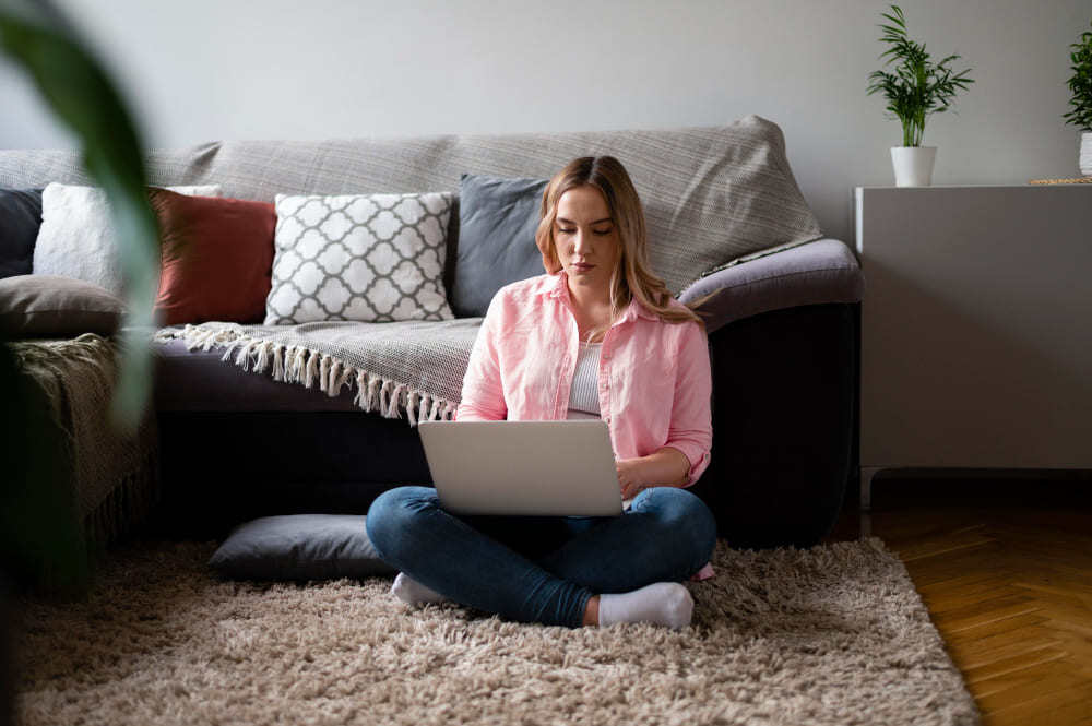 Femme travaillant sur son ordinateur toute la journée en télétravail.