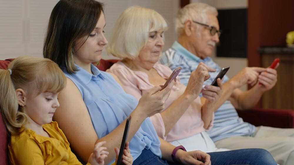 Une famille entière sur leurs écrans de smartphones.