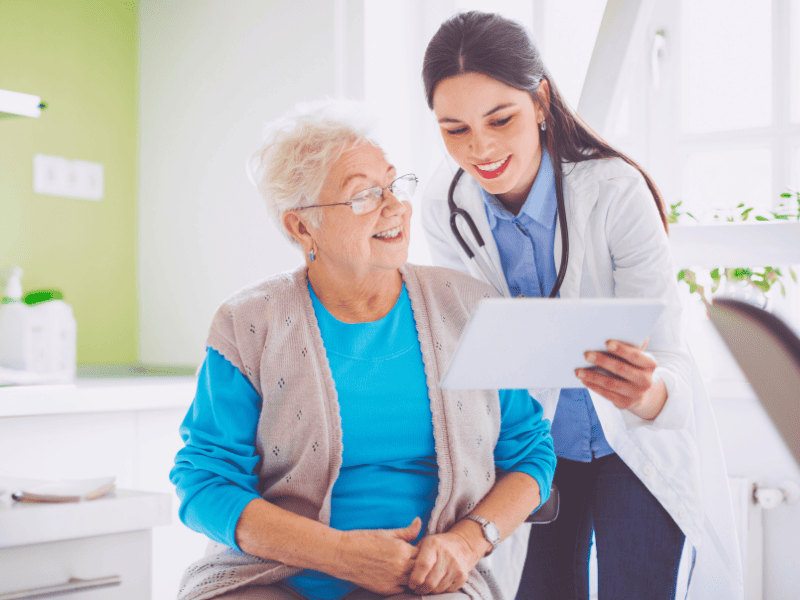 Personne âgée qui consulte un médecin pour un souci de santé et qui est remboursé.