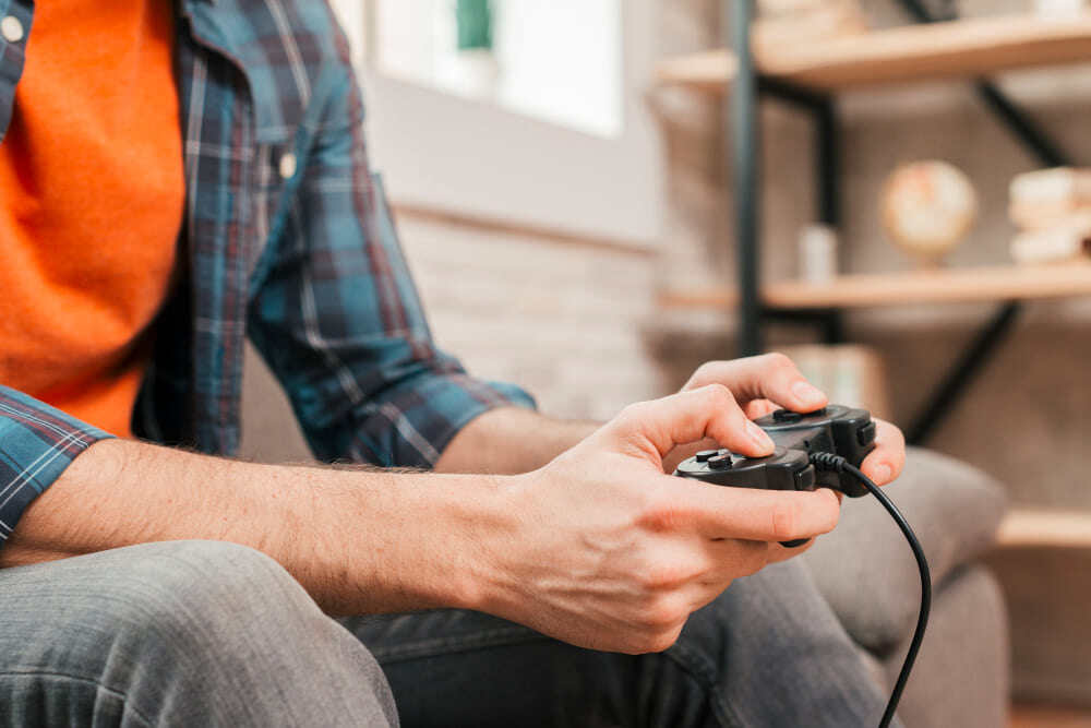 Homme en train de jouer aux jeux vidéos de manière excessif.