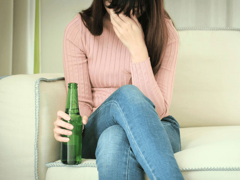 Femme malade après avoir bu de l'alcool.