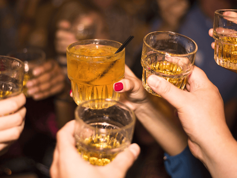 Plusieurs personnes qui boivent à une fête et ont une alcoolodépendance