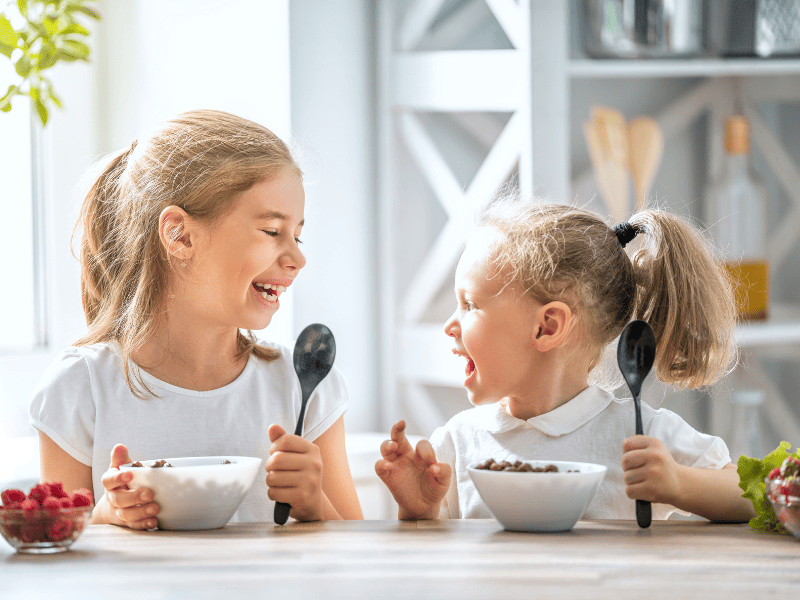 Enfants qui prennent le petit-déjeuner ensemble