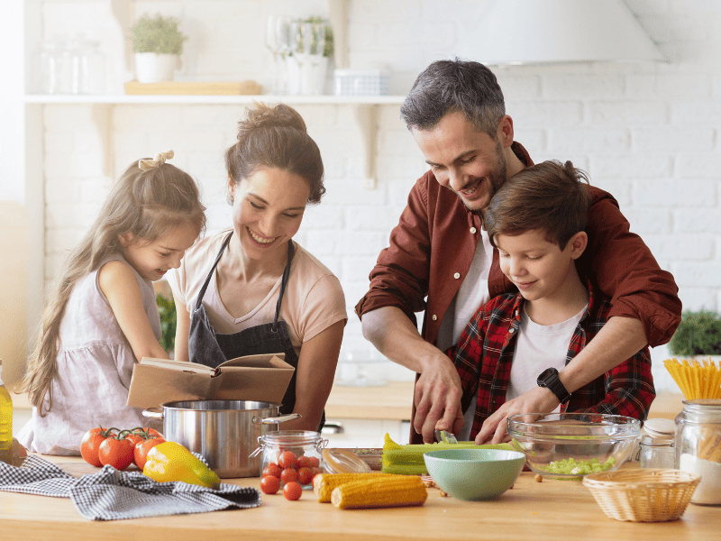 Parents qui cuisinent avec leurs enfants