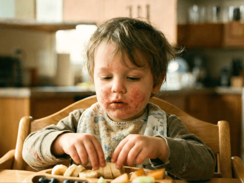 Allergie alimentaire d'un enfant avec des plaques rouges cutanées