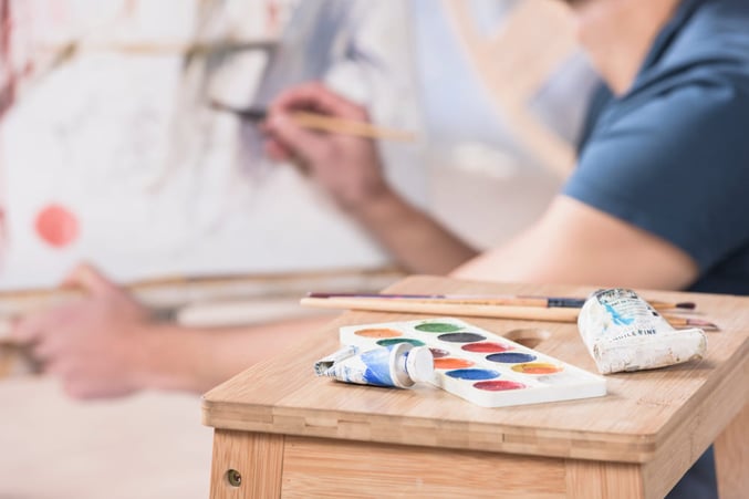 Homme qui pratique de l'art-thérapie pour mieux se connaître.