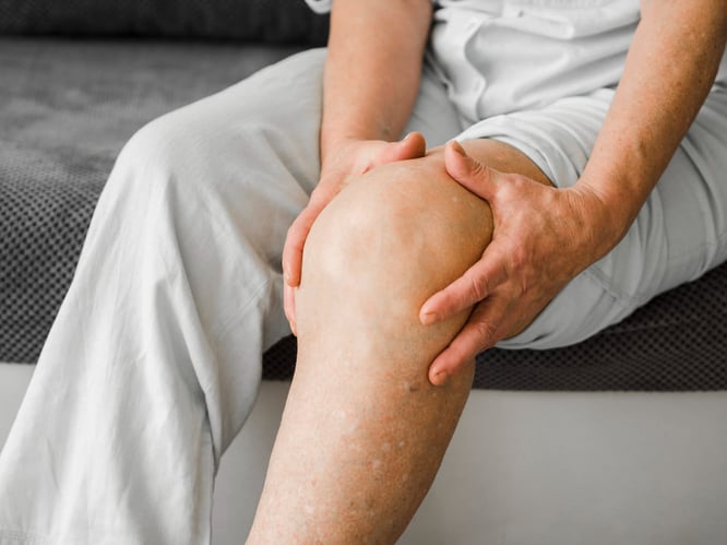 Un symptôme de l'arthrose est la douleur et la raideur de l'articulation.