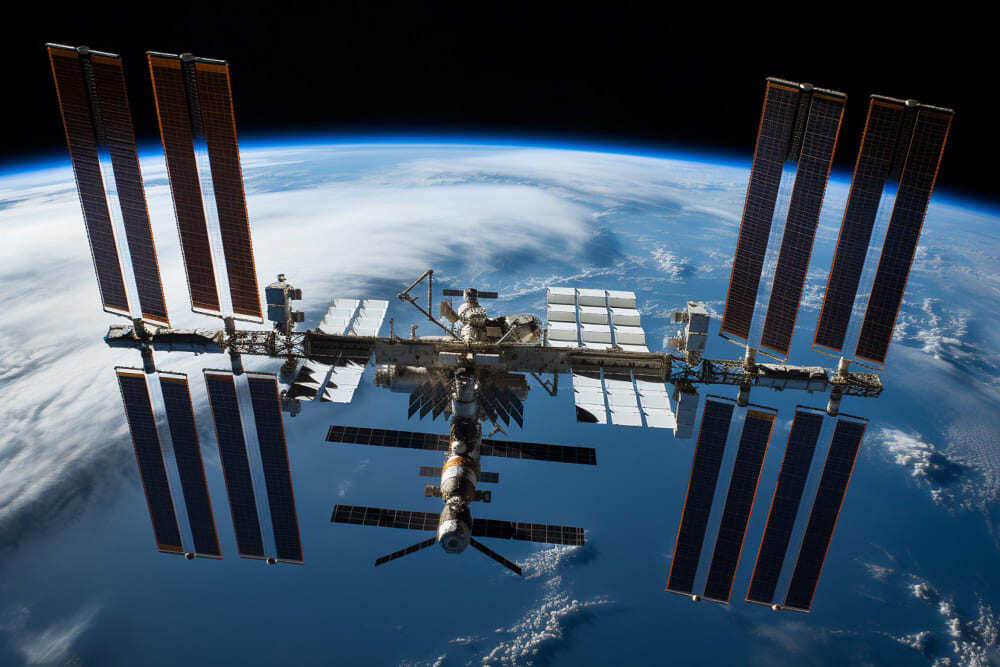 Station spatiale internationale où se trouvent des astronautes chercheurs pour la santé.