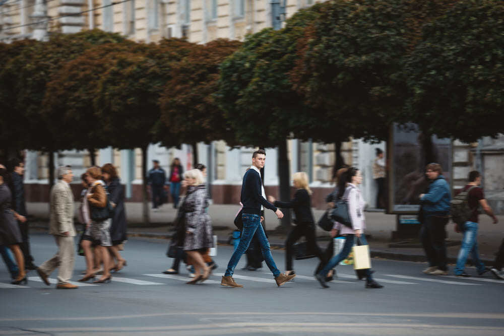 Homme qui marche entre son travail et sa maison comme tous les jours.