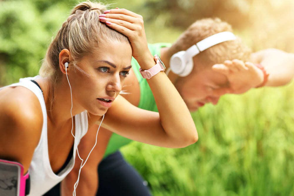 Un couple d'amis sportifs qui courent ensemble et qui font une pause.