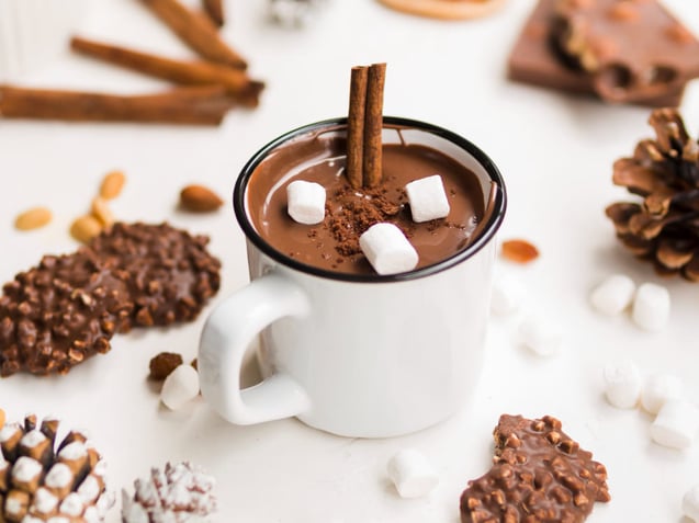 Boisson chaude d'hiver : chocolat chaud à l'ancienne avec des morceaux de guimauves.