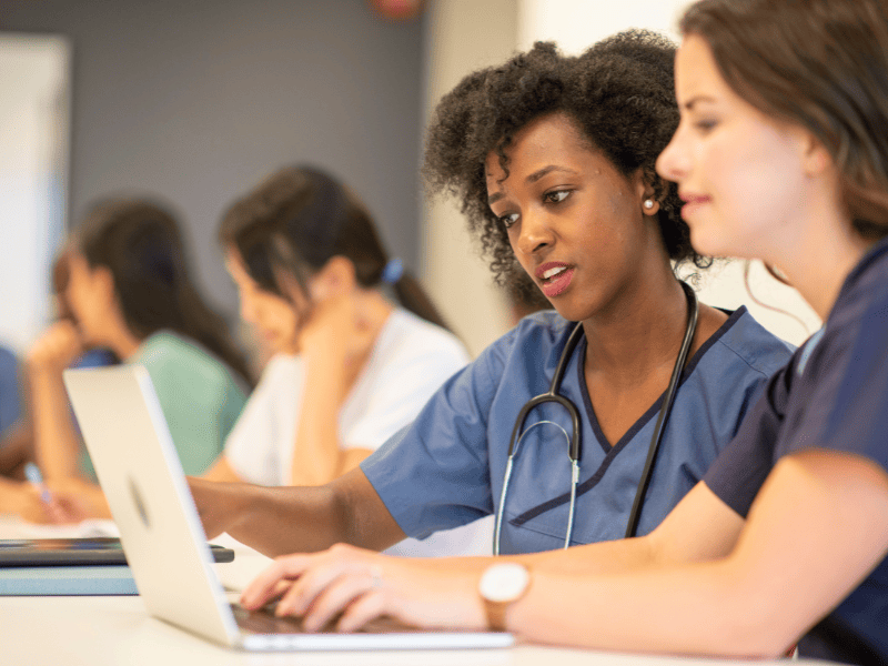 Étudiantes en médecine en pleine formation.