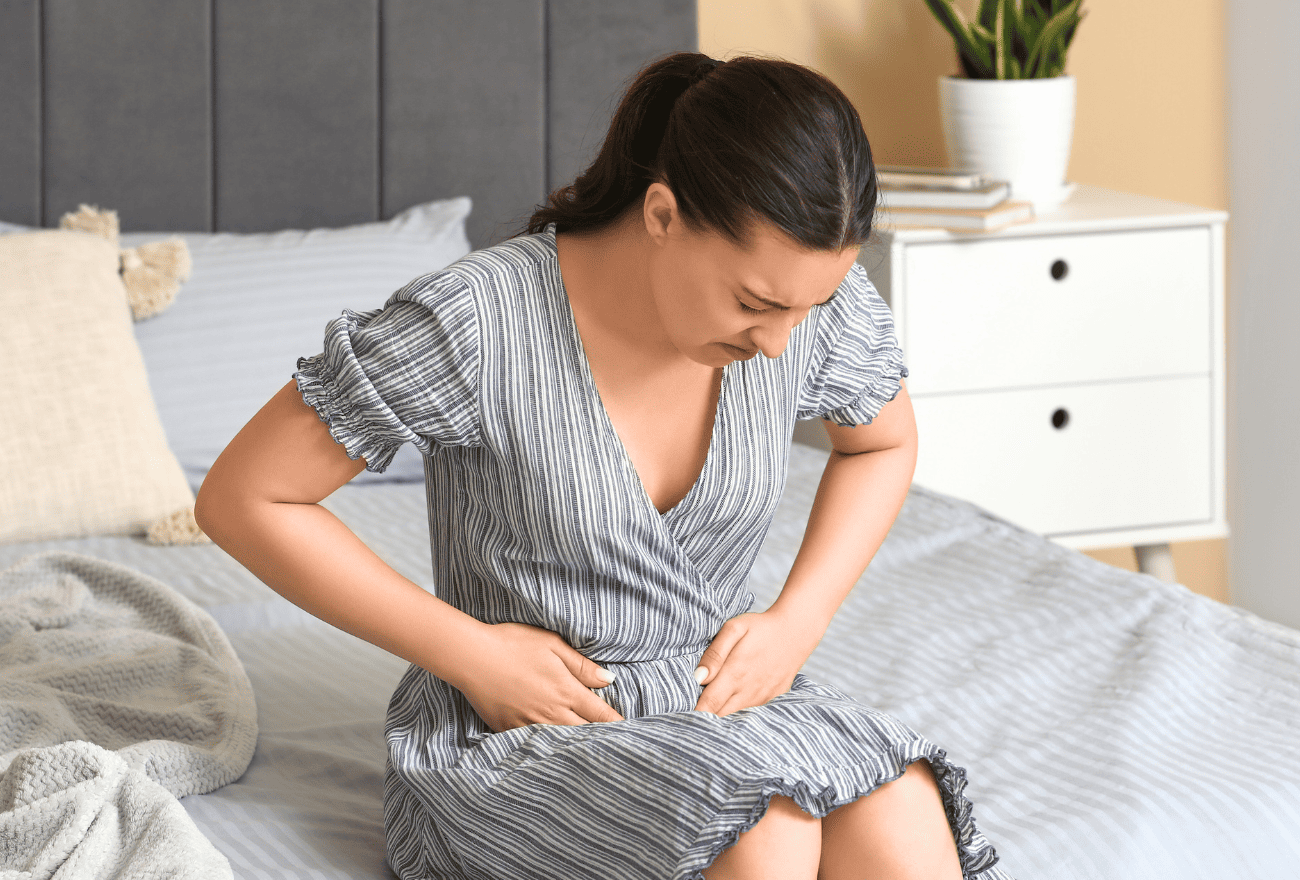 Femme qui a mal à la vessie et suspecte une cystite.