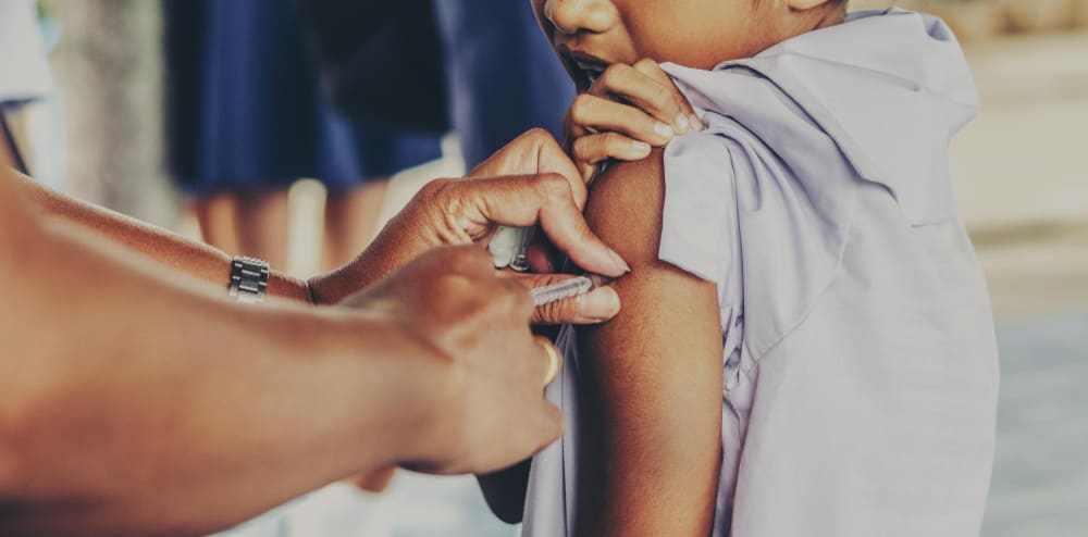 Un enfant se fait vacciner contre le choléra.