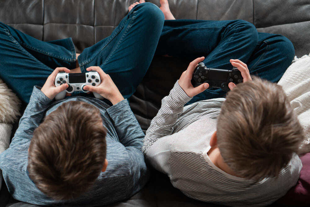 Enfants jouant à la console.