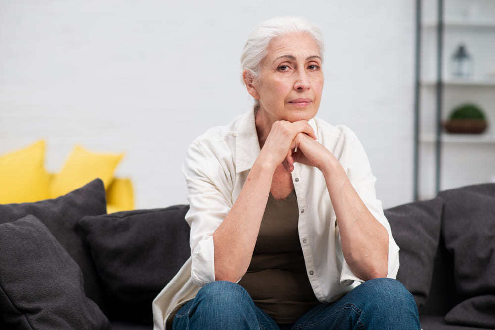 Femme en période de périménopause, triste.