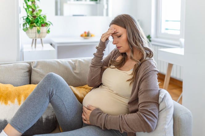 La dépression durant la grossesse peut être déclenchée par divers facteurs.