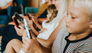Quels sont les dangers de l'utilisation excessive des écrans chez les enfants ?