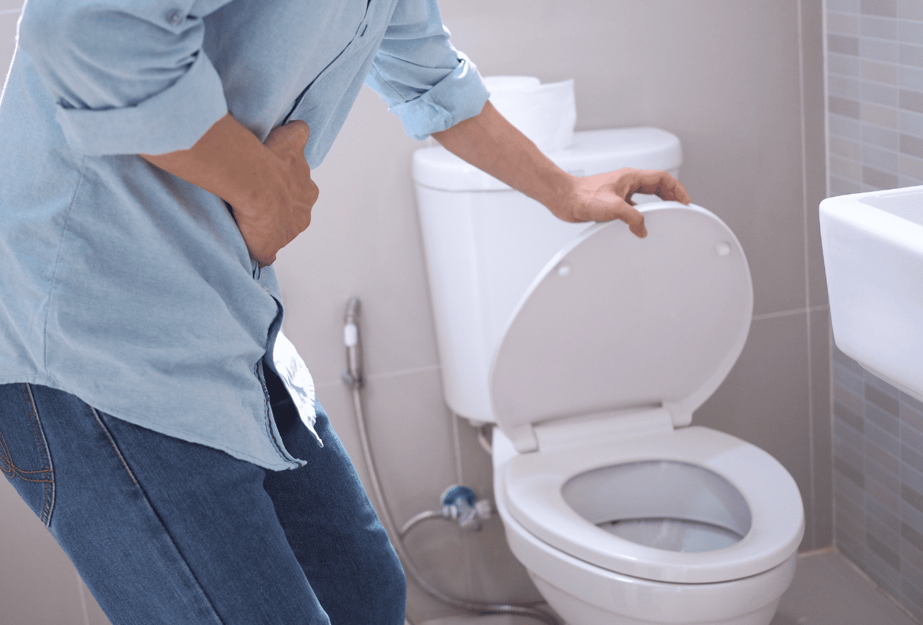 Homme allant brusquement aux toilettes car il est victime de diarrhée.