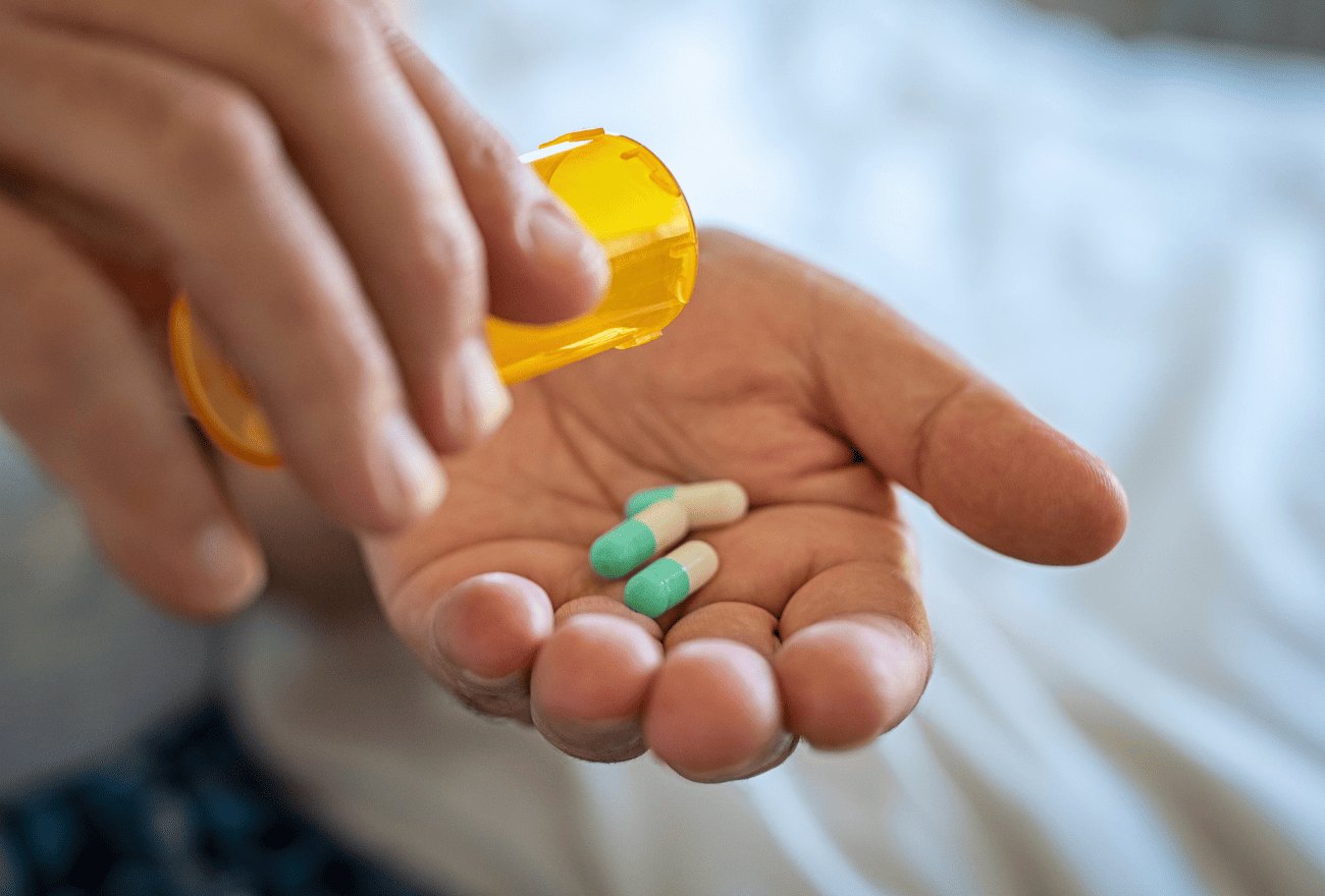 Homme prenant un médicament pour la diarrhée donné sur ordonnance par le médecin.