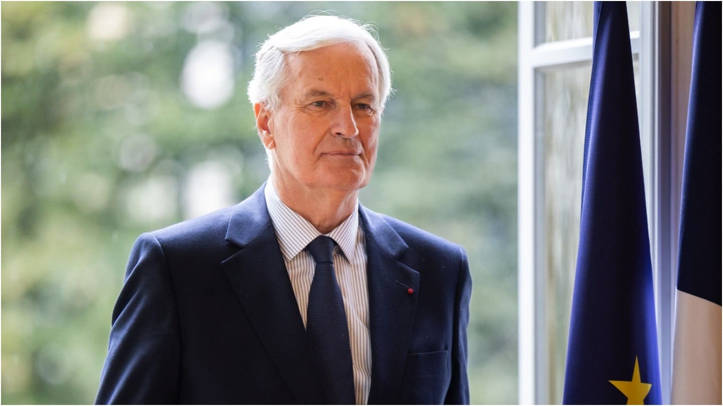 Michel Barnier, premier ministre faisant un discours.