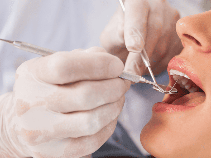 Patiente recevant des soins dentaires grâce au Dispositif M’T Dents