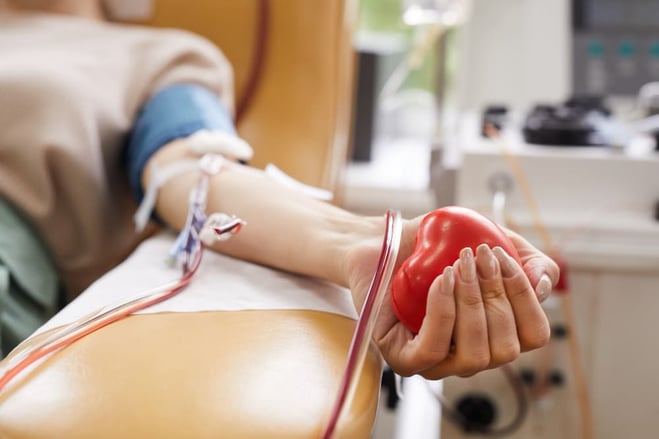 Femme se faisant prélevé du sang car elle effectue un don du sang.