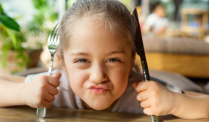 Enfant difficile à table : que faire ?