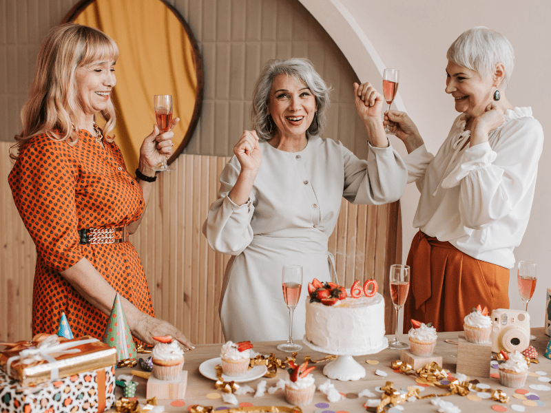 Femmes âgées fêtant leur anniversaire en commun.