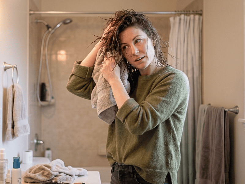 Froid vrai faux cheveux mouillés