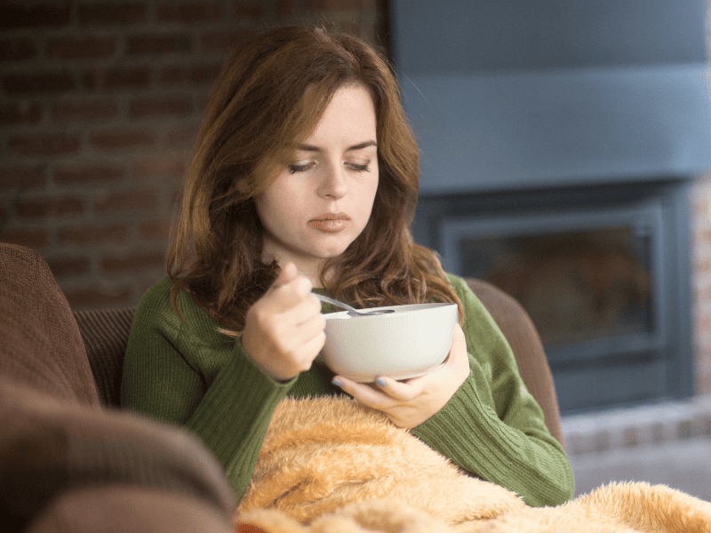 Femme ayant une gastro-entérite buvant de l'eau de riz salée