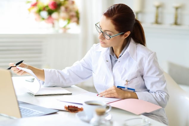 Médecin qui prends du temps pour effectuer ses tâches administratives.