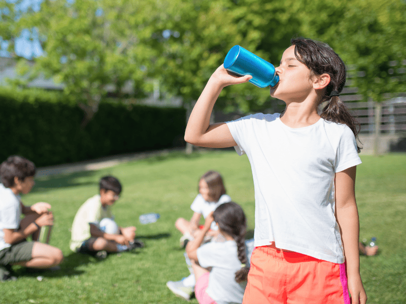 Hydratation de l'enfant en période de canicule dans un parc