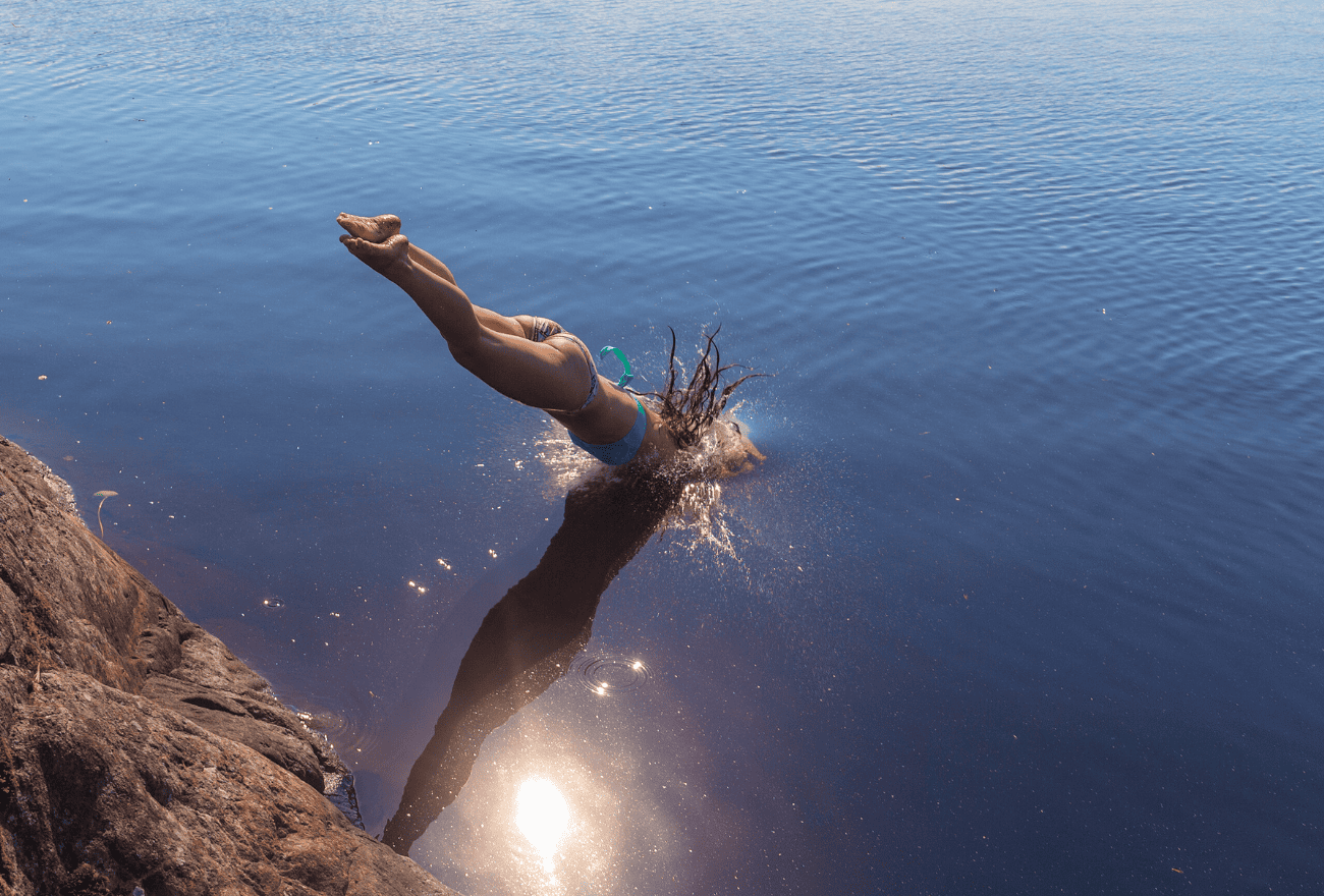 Femme subissant une hydrocution en plongeant dans l'eau sans se préparer à y entrer.