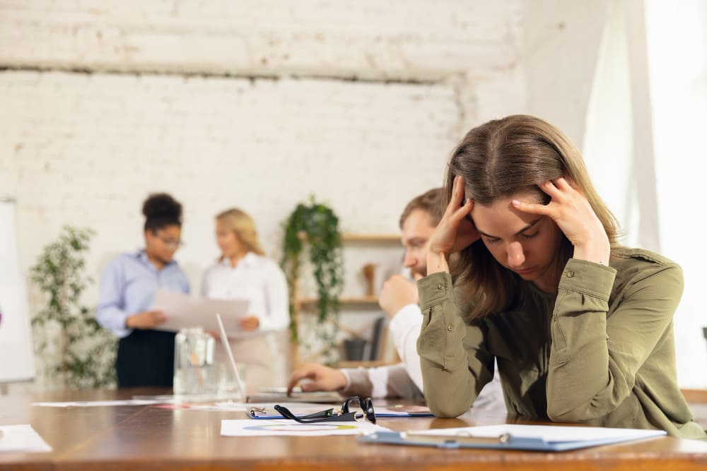 Personne hypersensible qui a du mal à s'intégrer avec son équipe au travail.