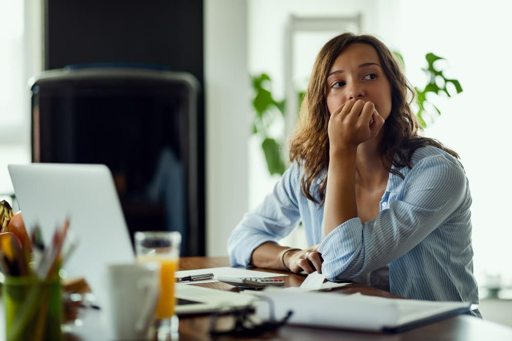 Personne hypersensible inquiète au travail.