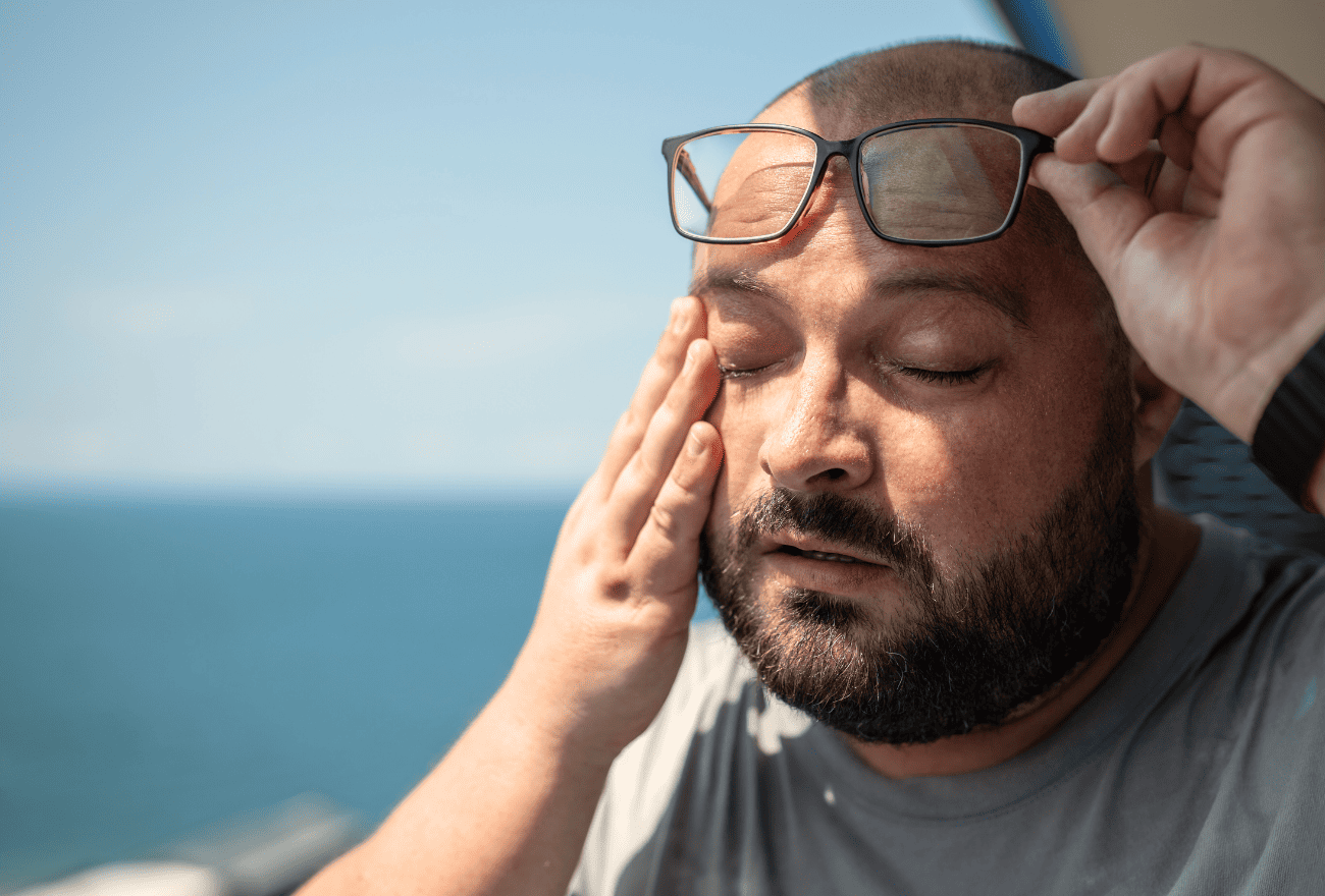 Homme au soleil ayant subi une insolation qui dure dans le temps