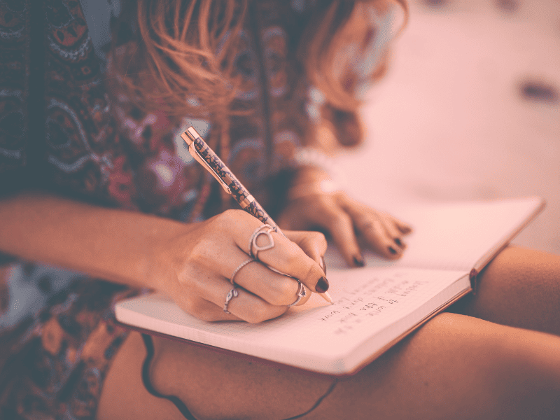 Femme qui fait de l'écriture thérapeutique journal