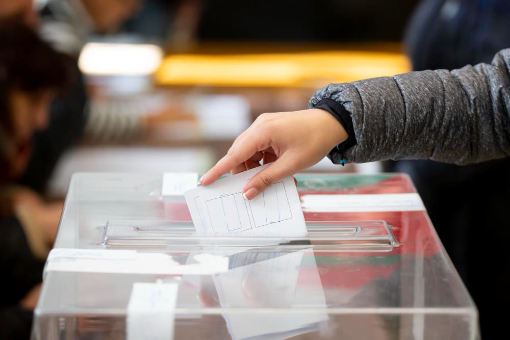 Femme qui vote pour les législatives 2024.