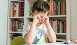 Risques des LED dans les jouets : protéger les yeux des enfants