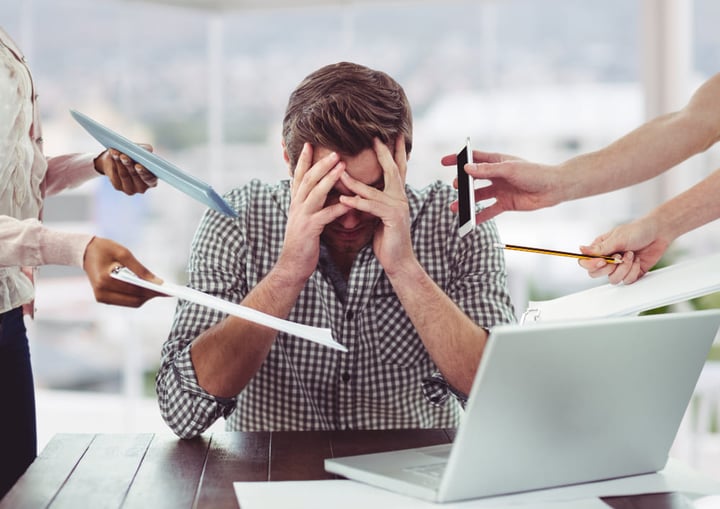 Homme surchargé de travail et très sollicité, en plein burn-out.