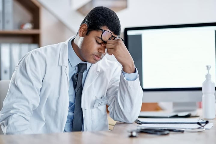 Médecin épuisé par le travail, en plein burn-out.