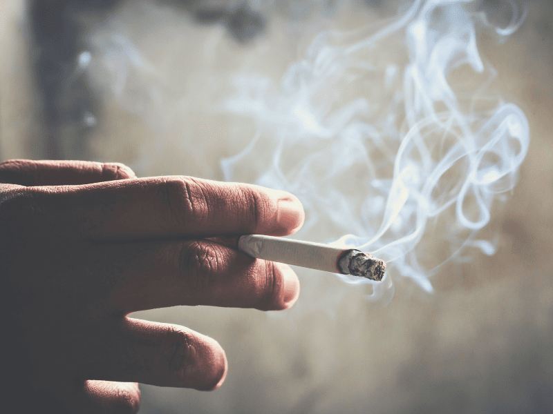 Personne qui fume du tabac