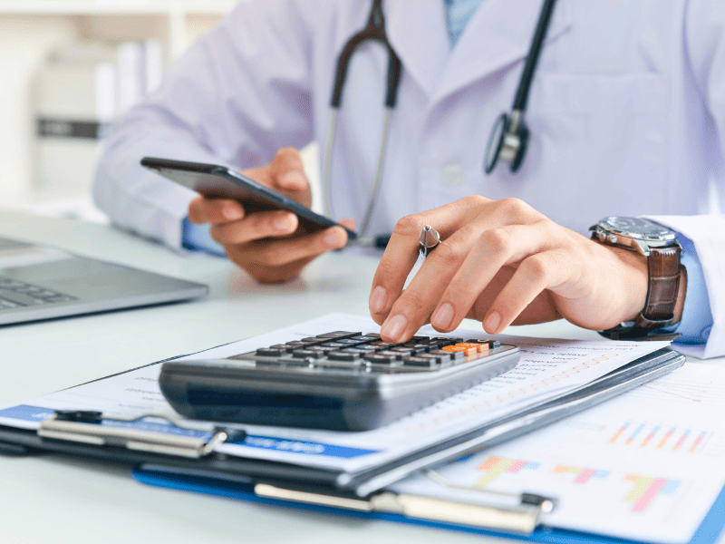 Médecins calculant ses tarifs pendant les jours fériés