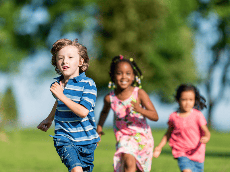 Enfants ayant un TDAH qui courent ensemble