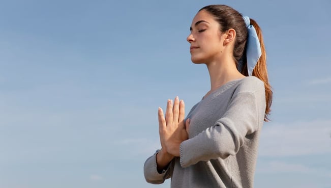 Femme pratiquant la méditation pour gérer le stress.