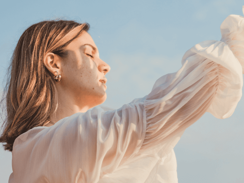 Femme qui a la maladie des vacances à chaque voyage.