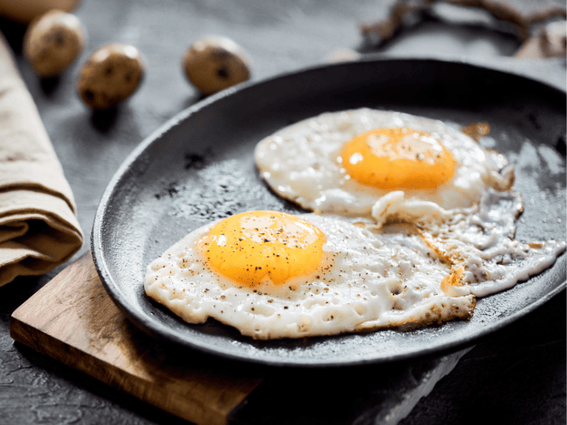 Oeufs sur le plat cuisinés dans une poêle